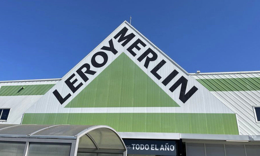 Leroy Merlin tiene este kit solar autoenchufable con el que tener luz gratis en casa sin papeleos ni obras 