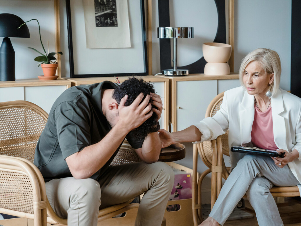 La psicología afirma que la fortaleza mental más extraña no es la resiliencia ni la determinación. Es la capacidad de aceptar la incertidumbre sin buscar una distracción 