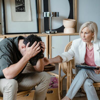 La psicología afirma que la fortaleza mental más extraña no es la resiliencia ni la determinación. Es la capacidad de aceptar la incertidumbre sin buscar una distracción 