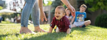 Cuanto más gatee un bebé, mejor preparado estará para reconocer los posibles riesgos en su entorno