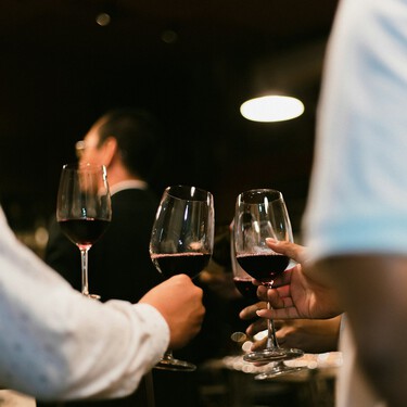 Un tinto vino bueno y barato: cuesta menos de 8 euros, tiene D.O.Ca. Rioja y se elabora con uvas Tempranillo