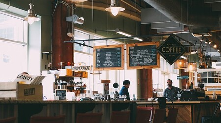 Los cambios a mejor del menú disponible en las cafeterías del trabajo sugieren a los trabajadores consumir menos calorías