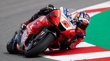 Johann Zarco comanda los entrenamientos de MotoGP en Barcelona con 16 pilotos separados por un segundo