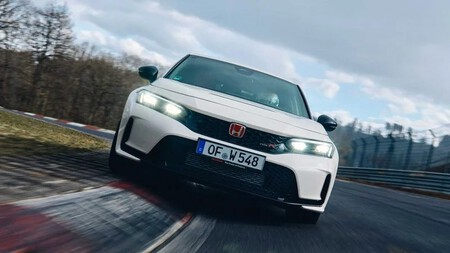 Pilotar em uma pista real sempre oferece mais emoções do que em uma virtual, especialmente como aqui em Nürburgring. Mas também traz muitas restrições. © Honda