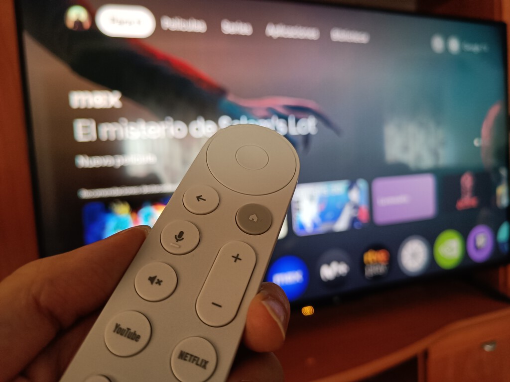 Google ha lanzado una opción para mejorar los diálogos en las pelis. Así puedes activarla para no tener que estar pegado al mando 