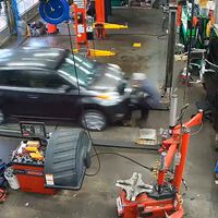 Aunque no te lo creas, este mecánico sobrevivió al atropello de un coche sin control que se empotró en su taller. El vídeo es espeluznante
