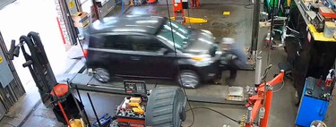 Aunque no te lo creas, este mecánico sobrevivió al atropello de un coche sin control que se empotró en su taller. El vídeo es espeluznante
