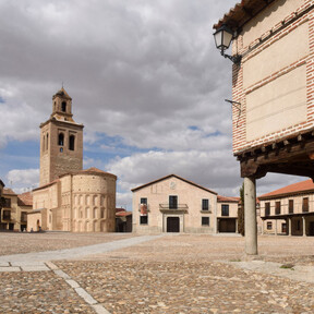 El pueblo ideal en Ávila para comer cochinillo asado y recorrer un castillo medieval que es también museo 