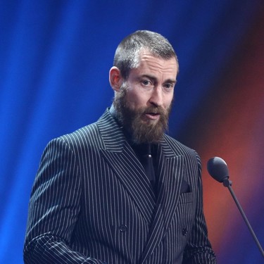 Justin O'shea le da una nueva dimensión al look en negro durante los premios GQ de Alemania
