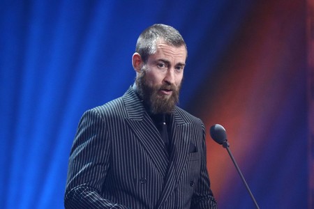 Justin O'shea le da una nueva dimensión al look en negro durante los premios GQ de Alemania