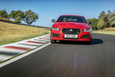 El Jaguar XE bate un récord en el viejo Circuit de Charade, tres décadas después de la última carrera allí