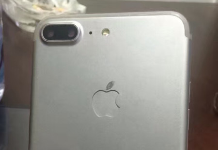 Estas nuevas imágenes del posible iPhone 7 Pro lo muestran con Smart Conector y sin botón de silencio