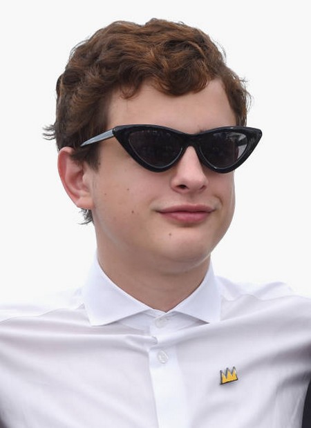 Lorenzo Ferro adopta un accesorio femenino perfecto para el verano en su aparición en Cannes