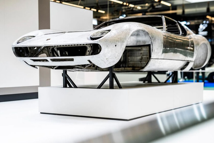 Tecnici di Lamborghini restaurano un Countach in origine, mantenendo l'autenticità del modello