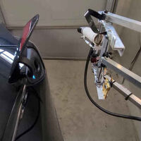 El dueño de un Tesla Model 3 adelanta por la derecha a Elon Musk desarrollando un robot que carga el coche sin ayuda de nadie