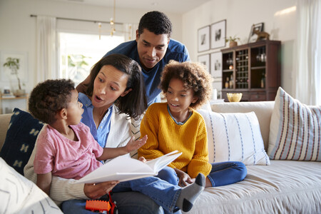 Familia Leyendo Casa