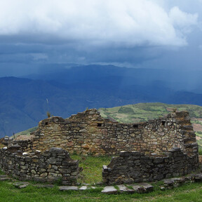 Una tumba de hace 600 años, cinco cuerpos y un misterio sin resolver: las incógnitas del llamado Machu Picchu de la selva peruana 