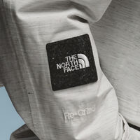 Esta es la chaqueta The North Face que nos va a salvar la semana: impermeable, cortavientos y a precio de outlet 