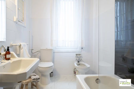 Antes y después: el poderoso recurso de la pintura de azulejos para cambiar el aspecto de un baño