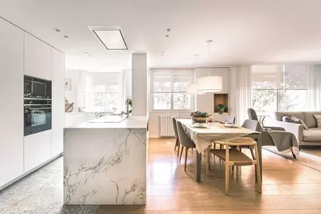 Puertas abiertas: Un piso clásico da un cambio radical para ganar luz, calidez y amplitud