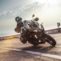 La DGT recuerda: circular por el arcén con la moto en atascos sigue estando prohibido, y supone 200 euros de multa 