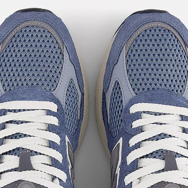 Las zapatillas azul ártico de New Balance son ese par que llevabas años buscando para llevar con vaqueros y también a la oficina (y la sorpresa es que están de rebajas) 