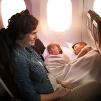 La aerolínea Air New Zealand lanza unos asientos que permiten que los niños duerman junto a los padres en sus aviones