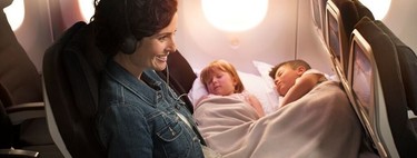 La aerolínea Air New Zealand lanza unos asientos que permiten que los niños duerman junto a los padres en sus aviones