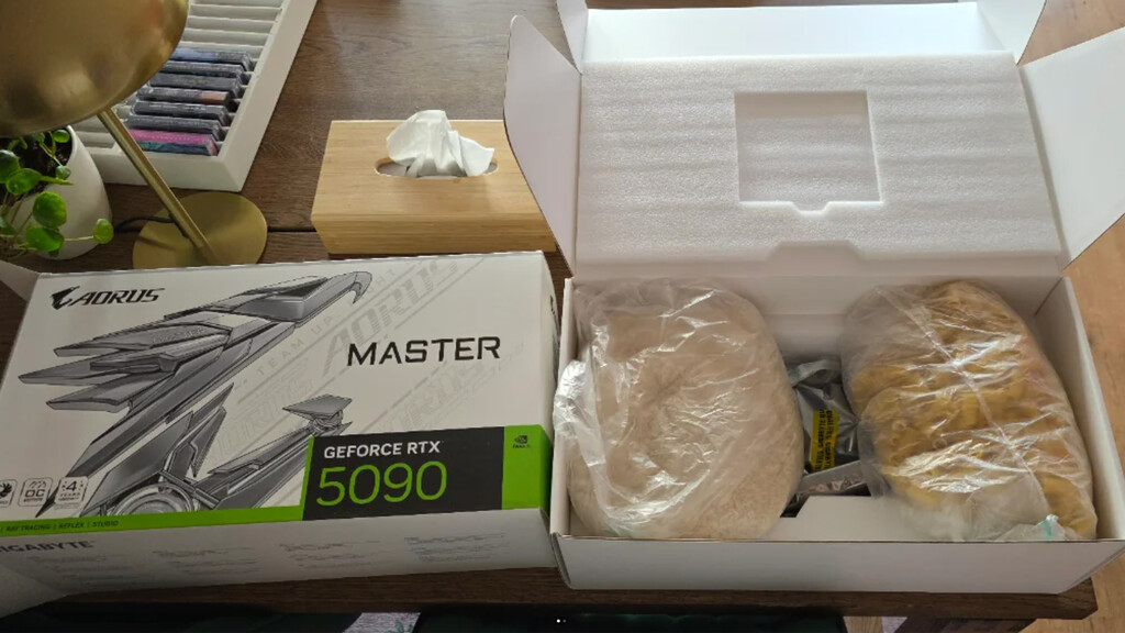 Encargó una RTX 5090 a Amazon y lo que le llegó fue una GPU desfasada acompañada de lo que menos se esperaba 