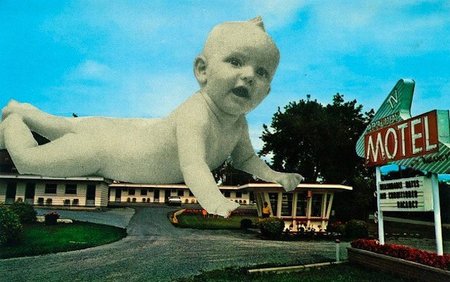 Olvidar al bebé en el hotel