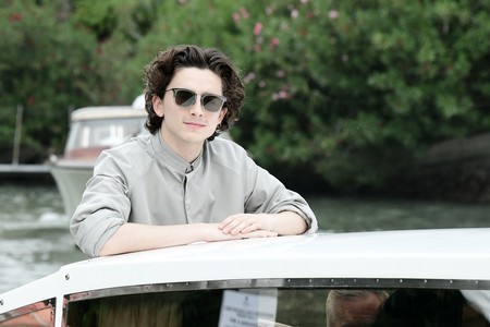 Timothee Chalamet se atreve con el traje gris que tú no llevarías (pero a él le queda de miedo)