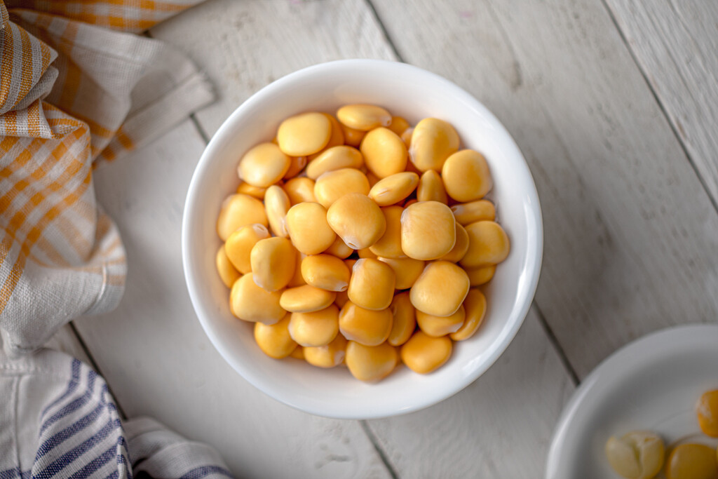 Altramuces: propiedades y beneficios de la legumbre (y cómo utilizar el frijol amarillo que gana popularidad en la cocina)