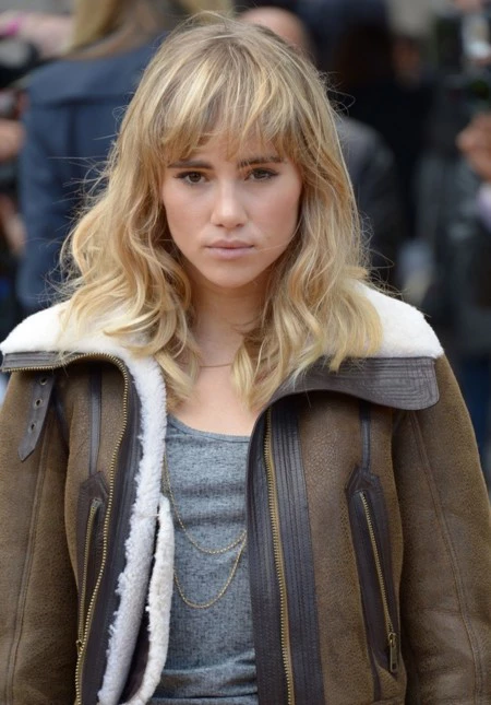 El secreto del pelo de Suki Waterhouse te dejará de piedra