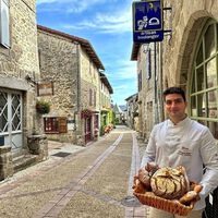 Com apenas 21 anos, este sírio assume o controle da padaria abandonada em uma das aldeias mais bonitas da França 