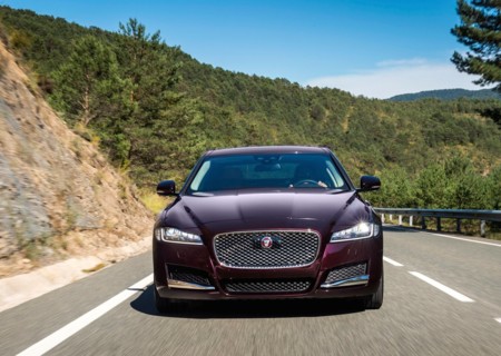 Jaguar cree que las tecnologías de conducción semiautónoma aún son peligrosas