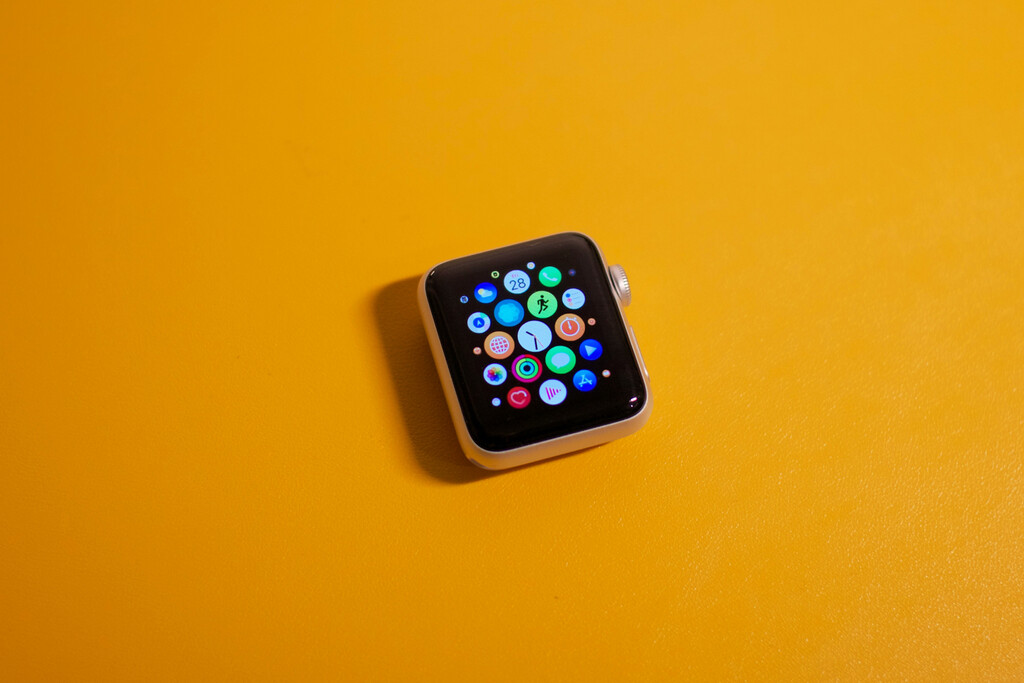 Apple fue muy criticada con sus relojes cuadrados. Casi todos han acabado copiando (a medias) el formato 