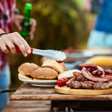 Llega a Lidl una barbacoa plegable compacta que se cierra como un maletín, cuesta menos de 22 euros y es ideal para jardines pequeños