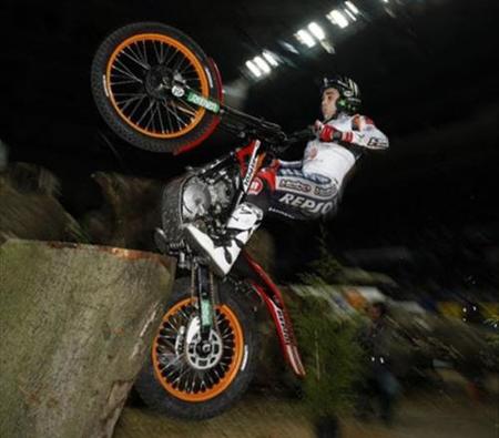 Toni Bou empieza el año ganando en la primera del Campeonato del Mundo de Trail Indoor