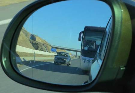 Los autobuses y camiones también están obligados a mantener la distancia de seguridad, algo que no ocurre en la imagen