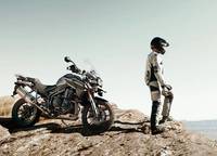 Triumph lanza al mercado sus conjuntos de ropa Adventure Mesh y Kalahari
