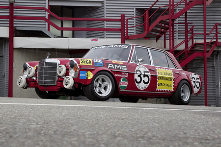 Así es como se gana una carrera con una limusina, el Mercedes 300 SEL 6.8 AMG