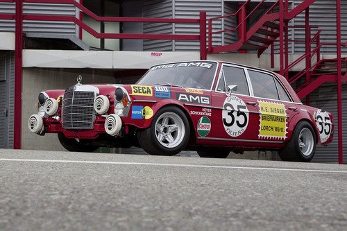 Así es como se gana una carrera con una limusina, el Mercedes 300 SEL 6.8 AMG