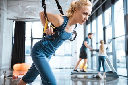 Entrenamiento de tren superior en casa con el TRX: cinco ejercicios para trabajar en suspensión