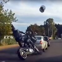 ¿Y todavía hay gente que se pregunta por qué hay que abrocharse el casco?