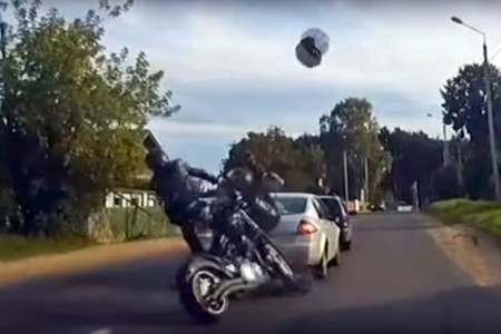 ¿Y todavía hay gente que se pregunta por qué hay que abrocharse el casco?