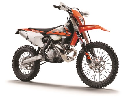 La inyección se propaga en los motores de dos tiempos, ya están aquí las rompedoras KTM 250 y 300 EXC TPI