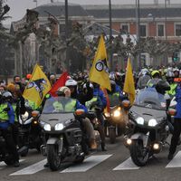 Una explosión en Pingüinos deja a dos motoristas en la UCI y otros tres heridos tras avivar un fuego con gasolina o aceite