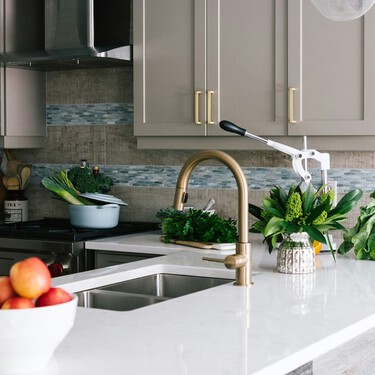 Lidl tiene los organizadores que necesitas para acabar con el desorden en los armarios de la cocina: cuestan menos de 3 euros y no llevan taladros