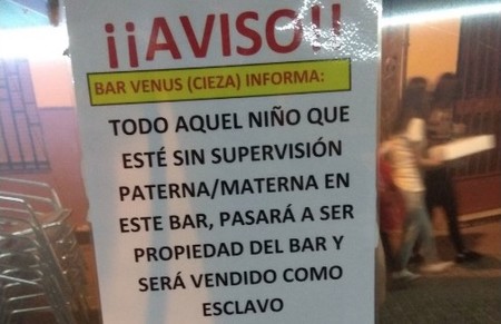 "Aquel niño que esté sin supervisión será vendido como esclavo": el polémico cartel de un bar de Murcia