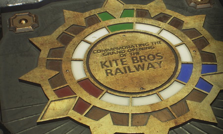 Guía de Resident Evil 3: localización con todas las joyas de la placa conmemorativa del metro Kite Bros Railway y qué contiene en su interior